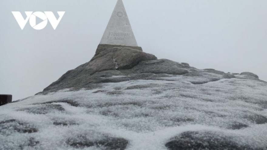 Tourists rush to Fansipan to see surprise snowfall